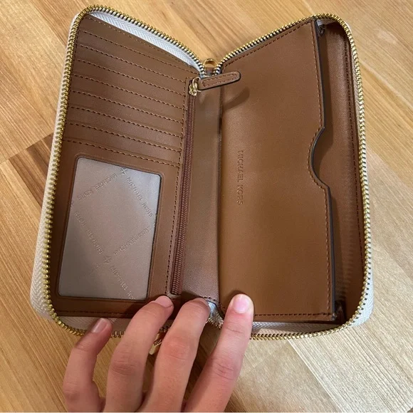 Michael Kors Jet Set Signature Logo Smartphone Wristlet - Picture 6 of 11